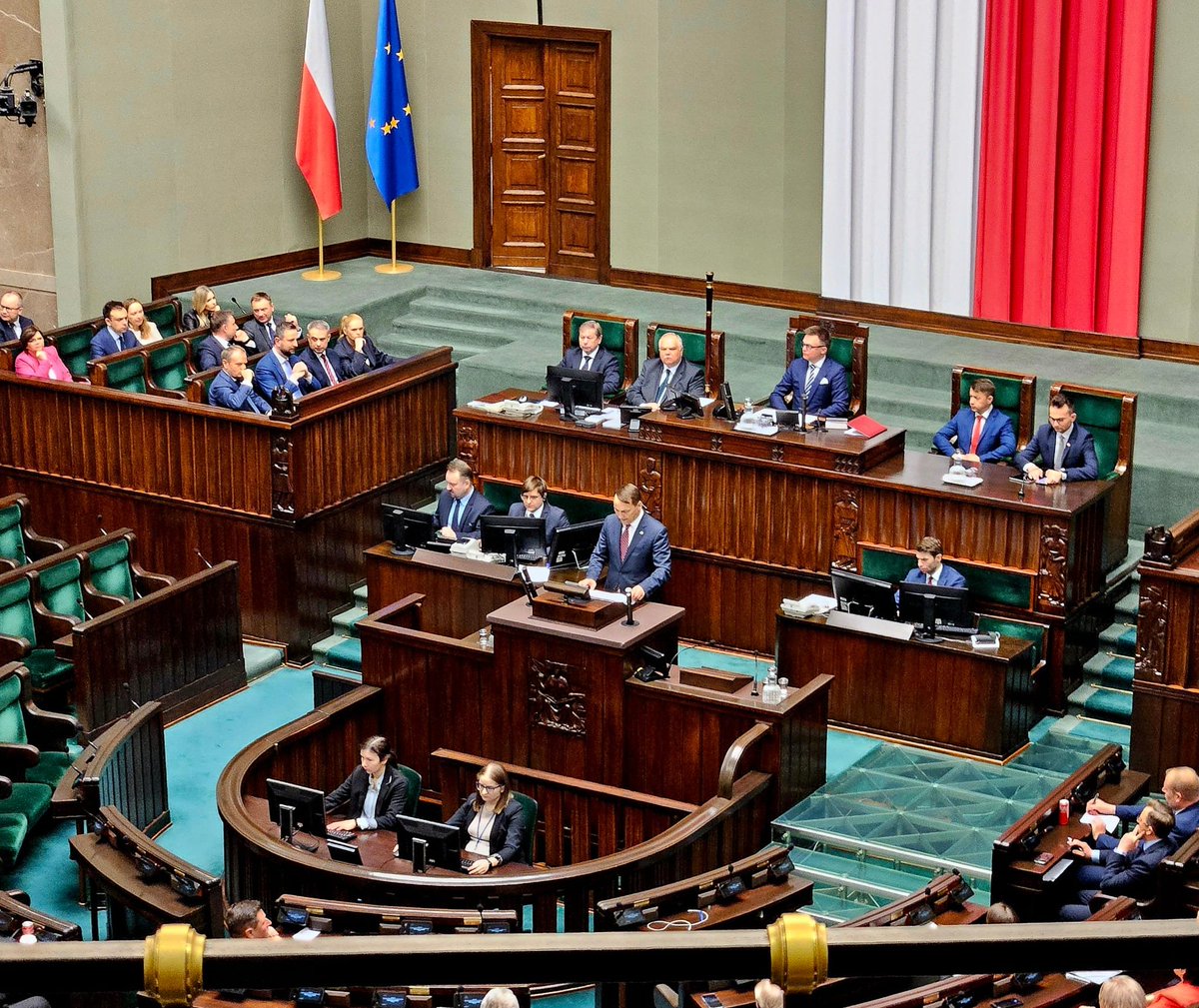 AmbasadaB's tweet photo. Prisustvovala sam danas zasjedanju parlamenta na kojem je ministar spoljnih poslova @sikorskiradek  govorio o prioritetima spoljne politike Poljske u 2024. Ministar Sikorski je istakao značaj diplomatije za bezbjednost 🇵🇱.
@PolandMFA https://t.co/4z5seaIsAY