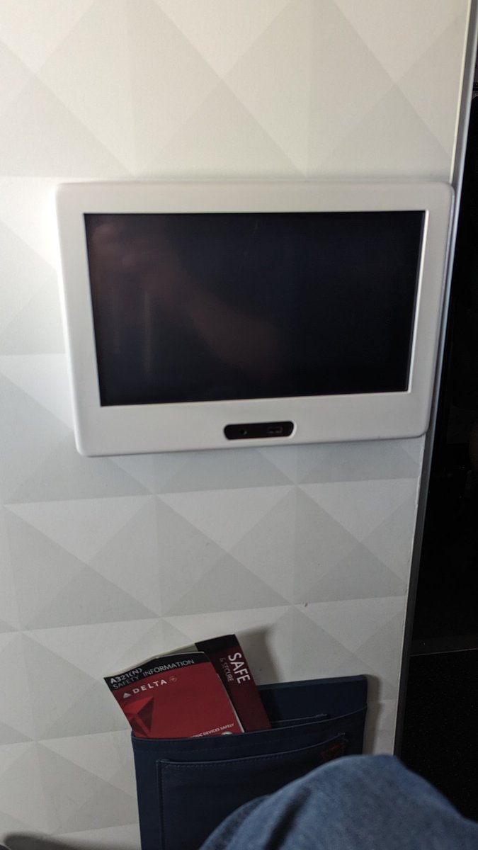 brapien's tweet photo. Seat 1B, three resets later and the screen still doesn't operate.... 😮‍💨
@Delta
#DL6906 #A321 #WrongEngineChoice https://t.co/53uzVPZEGQ
