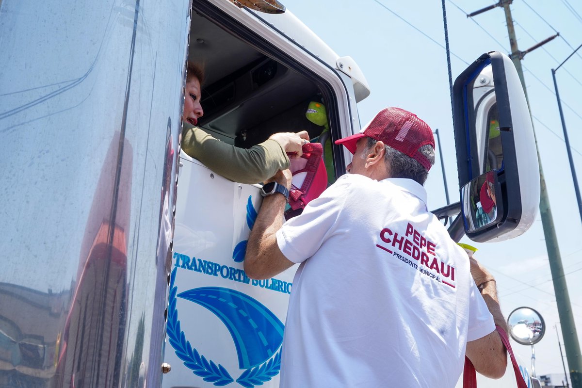 informa247mx's tweet photo. #local #Enterate
Para dar a conocer sus propuestas e invitar a la ciudadanía a participar en la jornada electoral del próximo 2 de junio y "votar 6 de 6", @pepechedrauimx convivió con las y los poblanos en el crucero de la China Poblana
#informativo247 #PueblaCapital #PepeCh https://t.co/j6sdh3bwhW