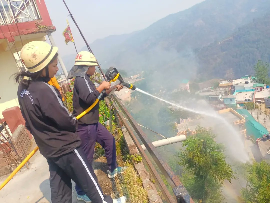 almorapolice's tweet photo. 👉फायर स्टेशन अल्मोड़ा🚒 ���ी त्वरित कार्यवाही
 
   ▶️ #आज धारानौला के जंगल में लगी आग🔥 को बुझाकर आवासीय परिसर में पहुंचने से रोका
 @uttarakhandcops 
@UKFireServices
@DevendraPincha
#firefighter https://t.co/UDvEbc3uC9