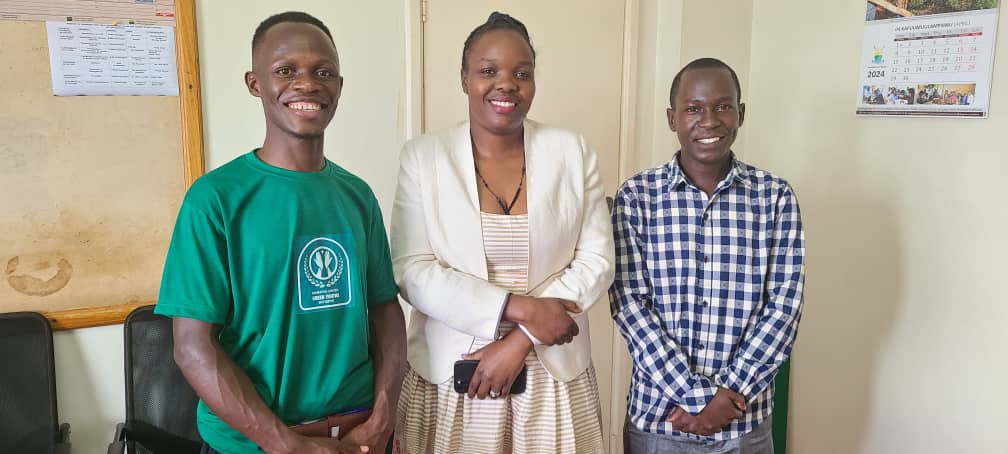 @EsgoUg , @MarafikiIntern and Principal Environment officer @martrisa91 Buganda kingdom discussing Environment and youths role. We are grateful for your guidance on our project with Buganda kingdom @BugandaOfficial @MarafikiIntern @AnitahAmong @Airtel_Ug @martrisa91 @FAOUganda