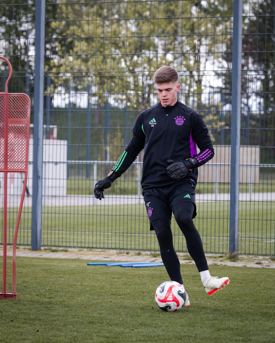 fcbayerncampus's tweet photo. Schaut mal, wer wieder auf dem Platz ist! 👀🤩

Benjamin #Ballis arbeitet nach seinem Kreuzbandriss im vergangenen September mittlerweile wieder auf dem Platz an seinem Comeback. 🙏

#FCBAmateure #FCBayern #FCBayernCampus https://t.co/SXHjVEwoFJ