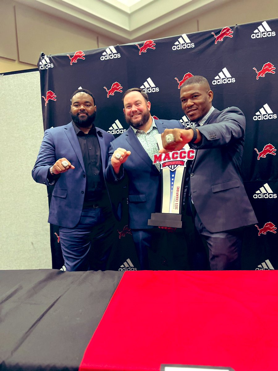 'We the BIG 3️⃣ like we started a league' 2 year span: 💯% graduation rate 3️⃣0️⃣ defensive players signed to 4yr 7️⃣ Power 5 signees Back 2 Back NJCAA State Championships 2023 NJCAA National Championship Runner- Up