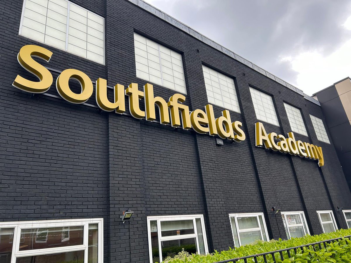 It was such a pleasure to visit @SouthfieldsAcad today for their #SetforSuccess session with @hannahbeharry Well done to all students participating, it was amazing to see all of your skills in action! ⚽️🎾@YouthSportTrust @WimbledonFdn @BarclaysUK