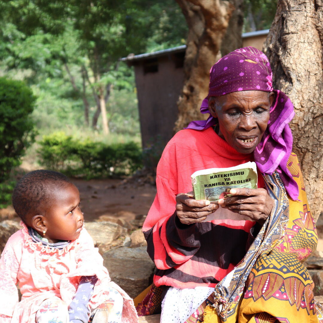 “When I had my bandage removed, I cannot describe the joy I felt!' When Teodosia started losing her sight, she assumed it was an unavoidable part of ageing. But soon she could only see shadows and was reliant on her family for basic activities. Read her story:🧵 [1/5]