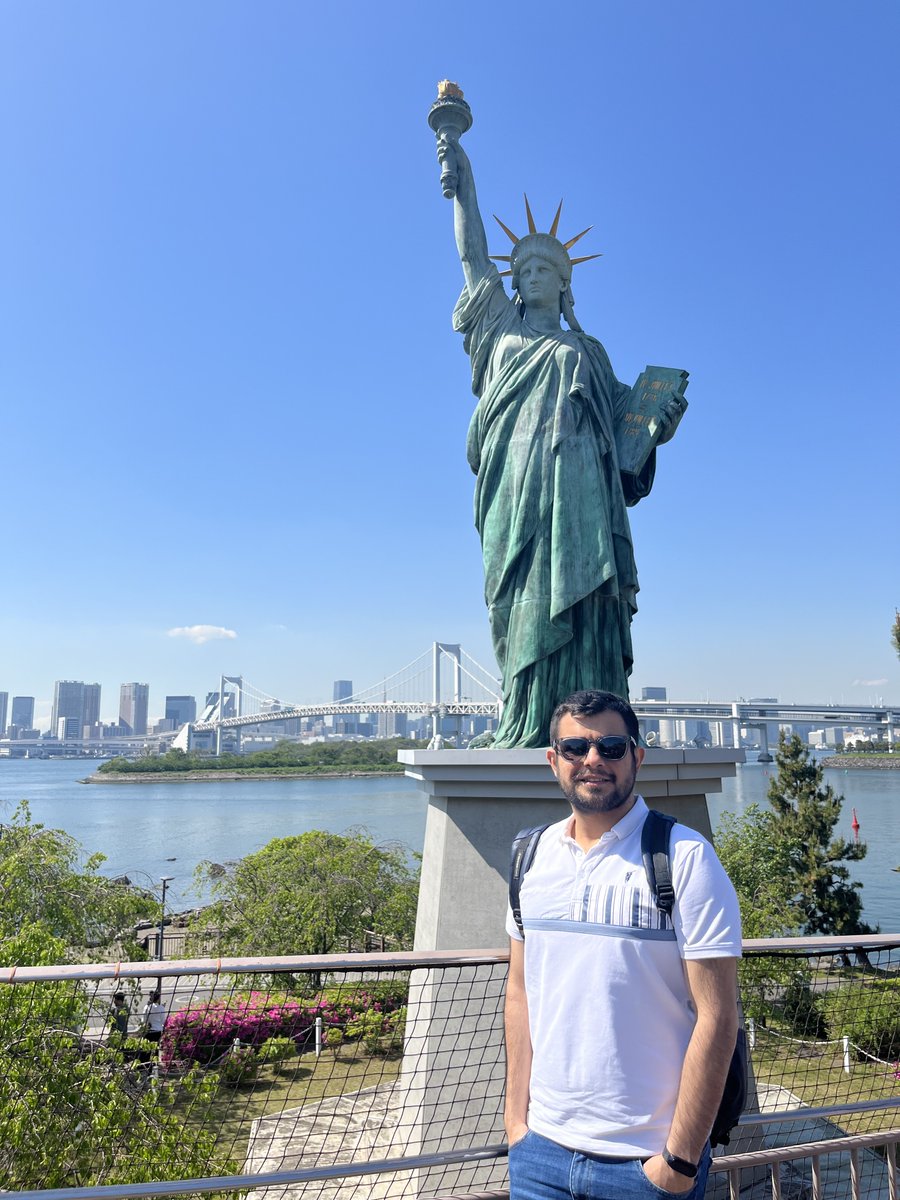 🇯🇵 New York’tan selamlar demek isterdim ama burası Japonya :) Tokyo Körfezi’nde yapay bir ada olan Odaiba’da da bir Özgürlük Heykeli varmış.
