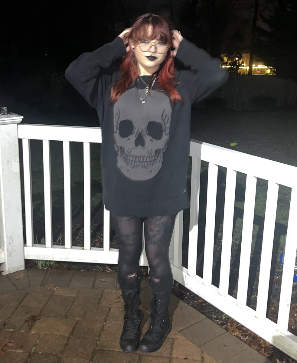 xxbrutalbec's tweet photo. the knee high converse are making a comeback in my book  thank yew 👟 https://t.co/dXhuH5epts