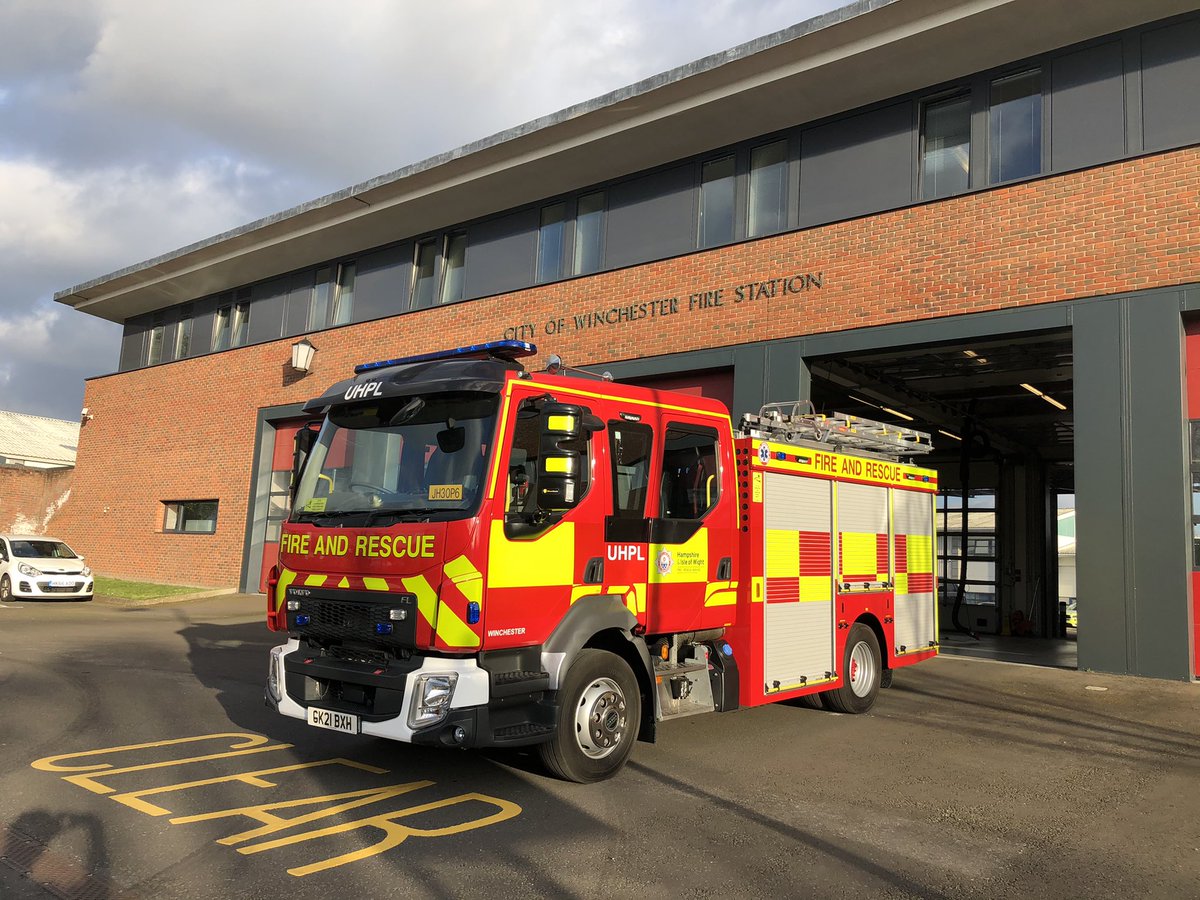 🧽🚗 Give your car a spring clean this Saturday at @WinchesterStn30's car wash! The team will be cleaning cars on station from 1⃣0⃣am - 4⃣pm, fundraising for the brilliant @firefighters999! Come along and show your support!