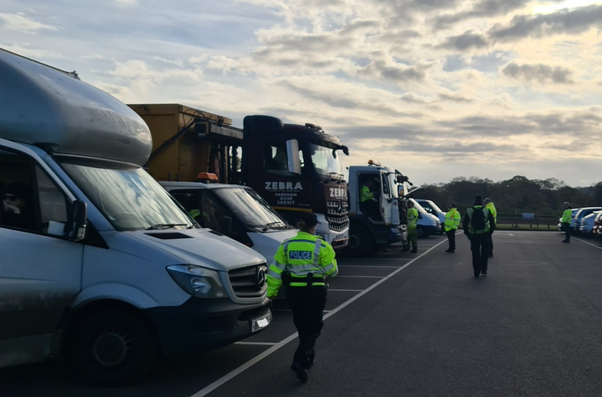 Operation Wolf in #Bordon today. 31 vehicles checked & @DVSAEnforcement prohibited 4 vehicles until they sorted out their safety issues. The @EnvAgency gave out advice letters for not having waste carrier licences. @DatatagID gave crime prevention advice. #23206 #HantsRural