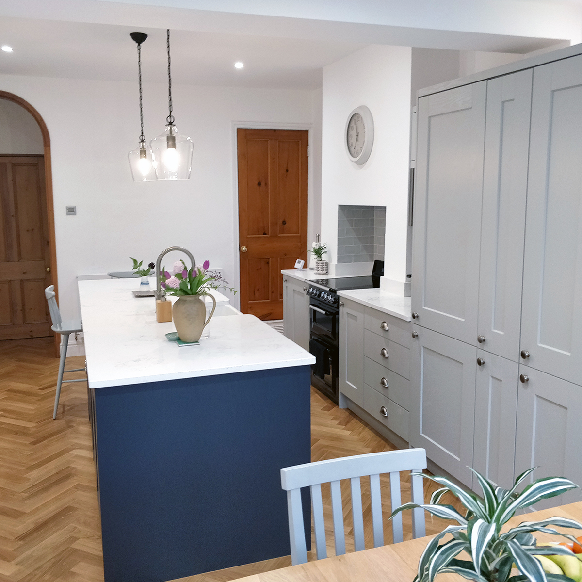 Our Henley-in-Arden team recently designed and supplied this stunning #kitchen to a home in #Harborne.

✅ Units: Symphony Milano
✅ Doors: Ashbourne 🎨Pearl Grey & Painted Indigo
✅ Worktops: Bellagio Italian Collection 🎨Capri

Get in touch with our experts 👉info@ehsmith.co.uk