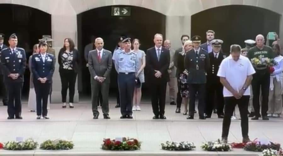 @RoyalAirForce veteran and @VETERANSCHARITY team member, Alan Hooper escorted the #WreathsAcrossThePacific from London, but not before meeting up with TV star @AnnekaRice in the UK! Alan can be seen here laying the Australian 🇦🇺 Wreath at the @AWMemorial. #AnzacDay2024