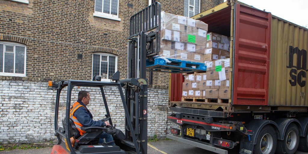 Yesterday, 29,307 brand-new books left our London warehouse, bound for Zimbabwe📚. Included are books for the Books to Go project, which establishes lending libraries in schools. You can find out more about Books to Go at the link below⬇️ bookaid.org/what-we-do/enr…