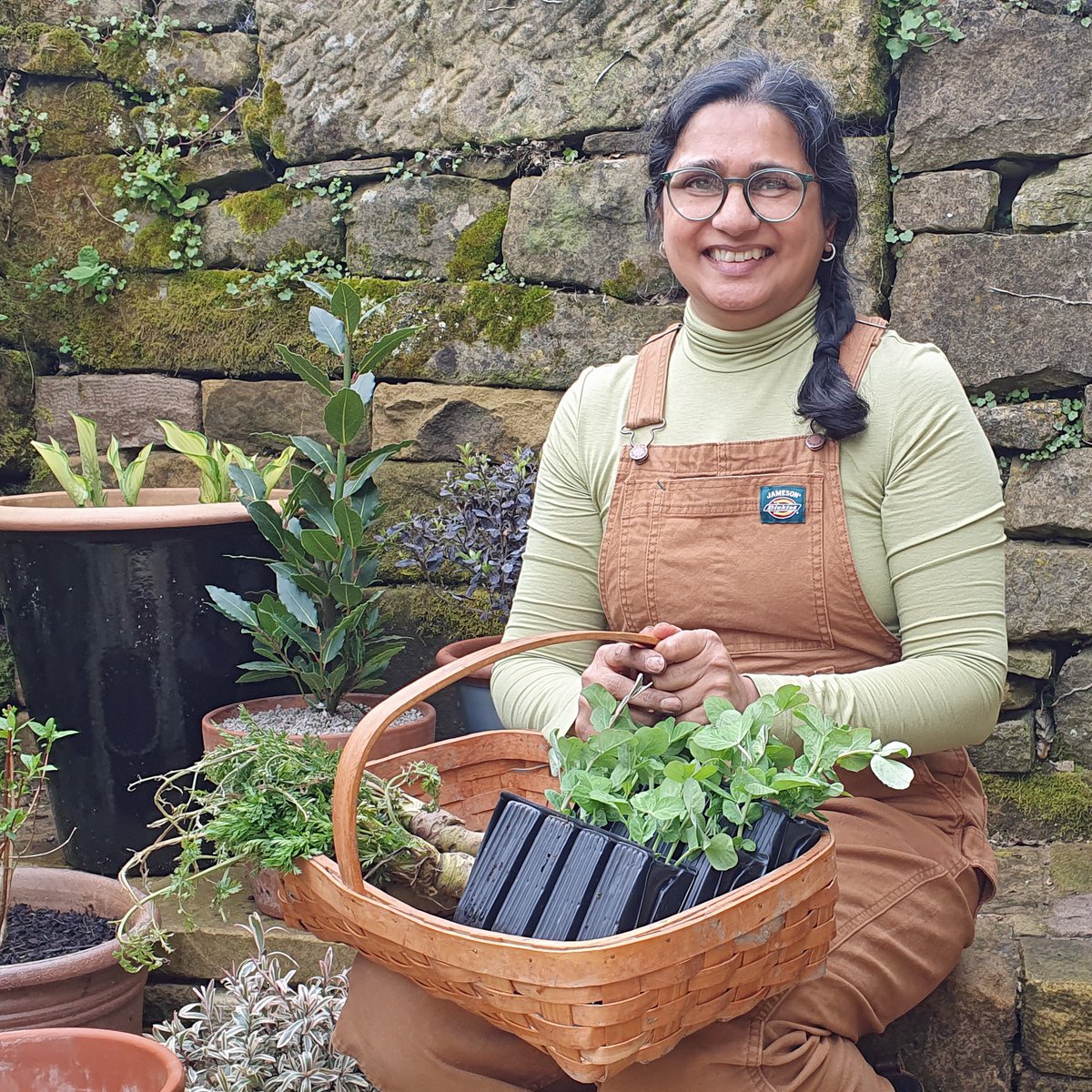 This week, we're catching up with @rekha181 in the Peak District as she takes stock of her new garden. And, as always, she's got a few experiments on the go! Find out more this Friday at 8pm on @BBCTwo 🙂 🍅 🥦 #GardenersWorld #Gardening #GrowYourOwn #AllotmentLife