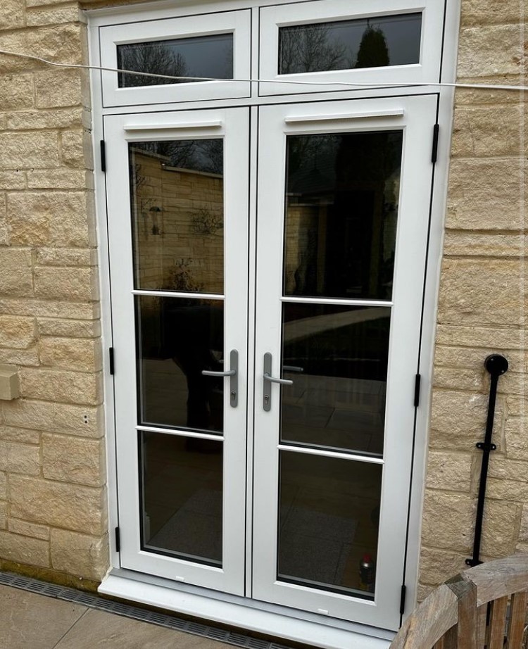Great installation of our Painswick #R7 windows and French doors 🤍 Flush inside and out and u-values as low as 0.79 with triple glazing or 1.2 as standard with double glazing 😇. 

⚒️ Installed by Windowology Ltd 

Join the #residencefamily👇
eu1.hubs.ly/H08Pw0d0