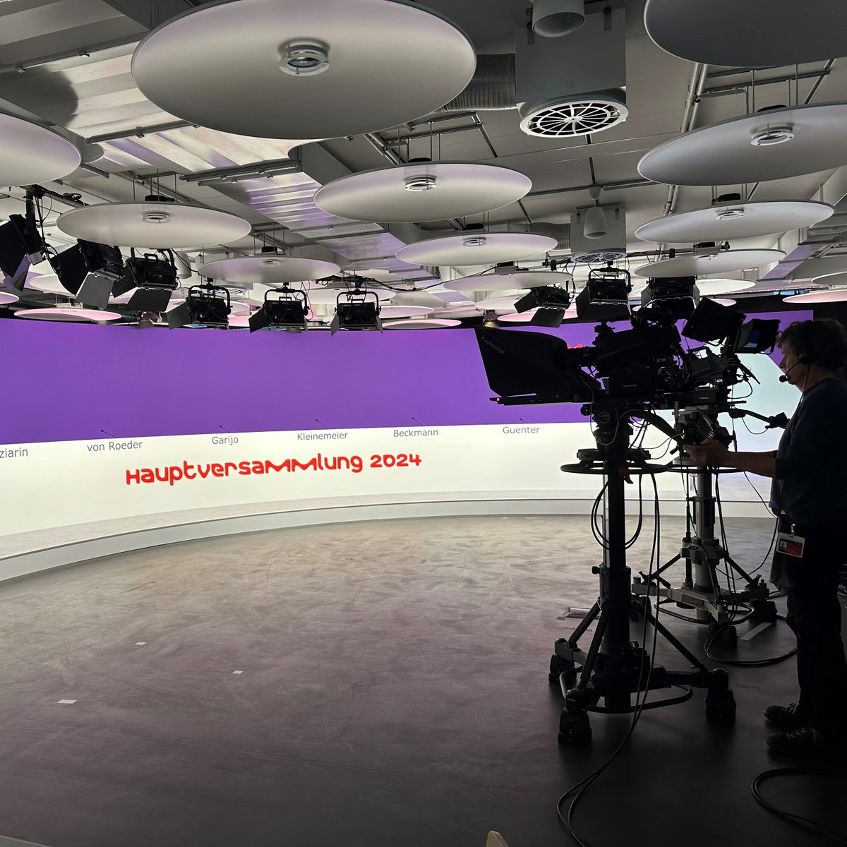 Tomorrow, Merck shareholders will meet virtually for the Annual General Meeting. Here you can find all information about the #MerckAGM: merckgroup.com/de/investors/e…