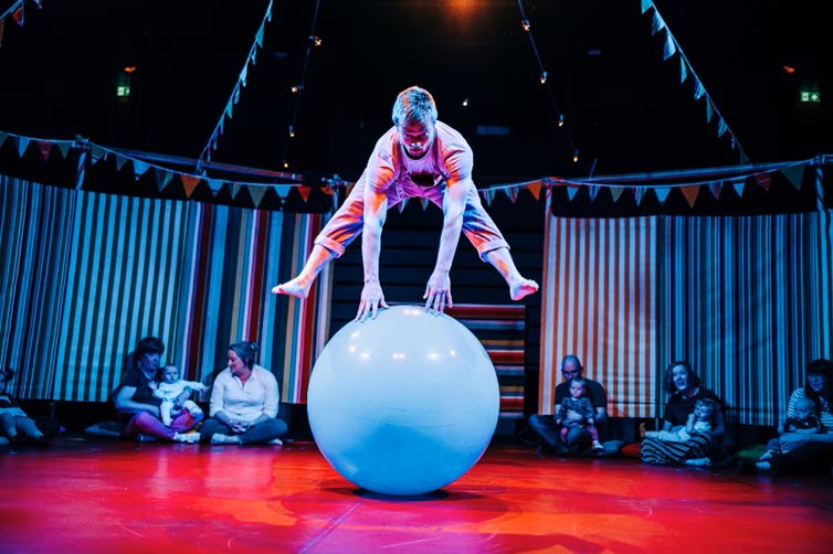 The wonderful @StarcatchersUK launched the Scottish showcase for the Uk-France spotlight on Culture last week with their acclaimed co-production 'Little Top'. 🎪Read more about their work and the artistic connections being made between #UK & #France: buff.ly/3WgfHqC