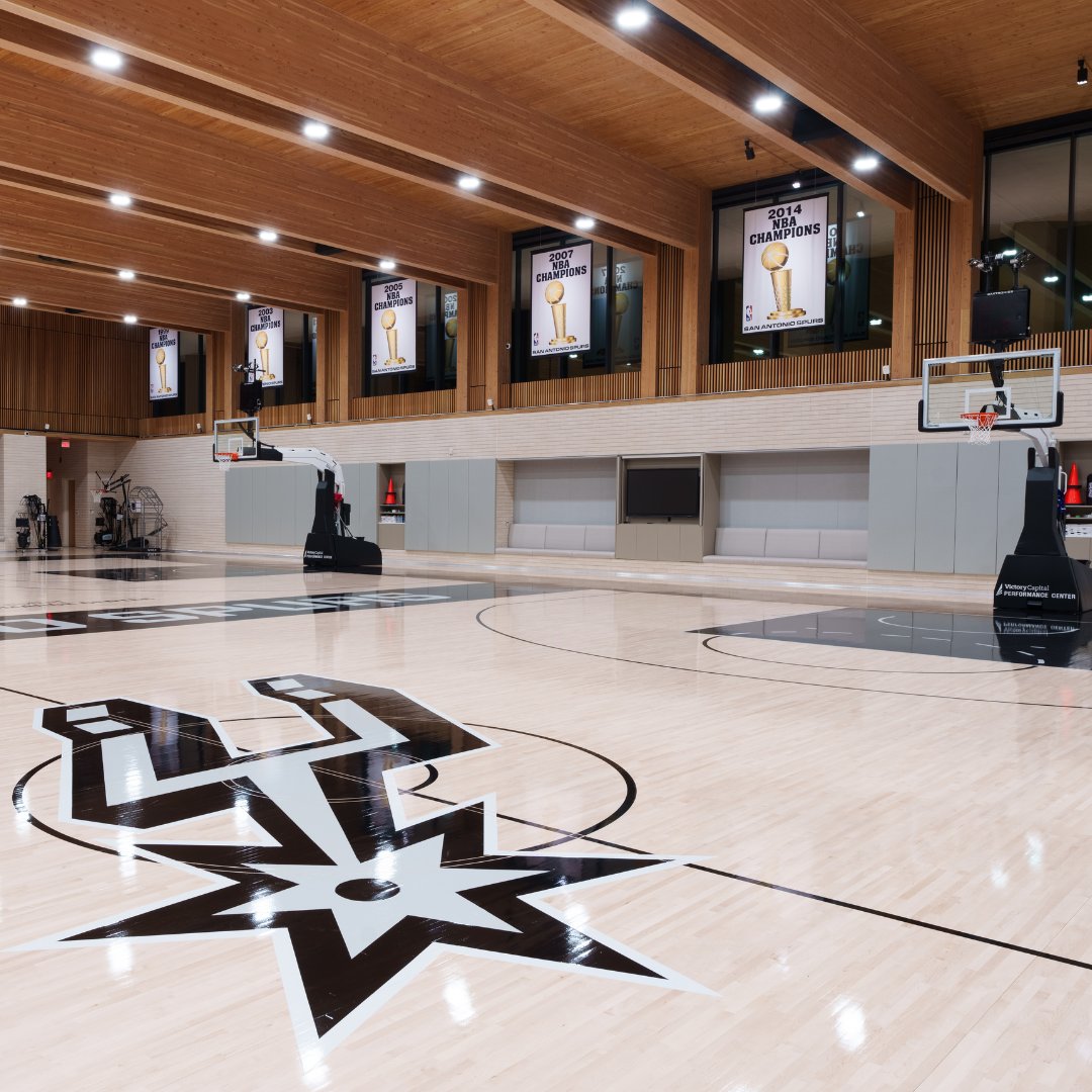 Members can enjoy exclusive access to overlook @spurs practices while lounging in Heritage Lounge or Fortress Bar. ➡️ Interested in discovering more about Spurs Club? Head to the link in our bio. #gospursgo #spursclub