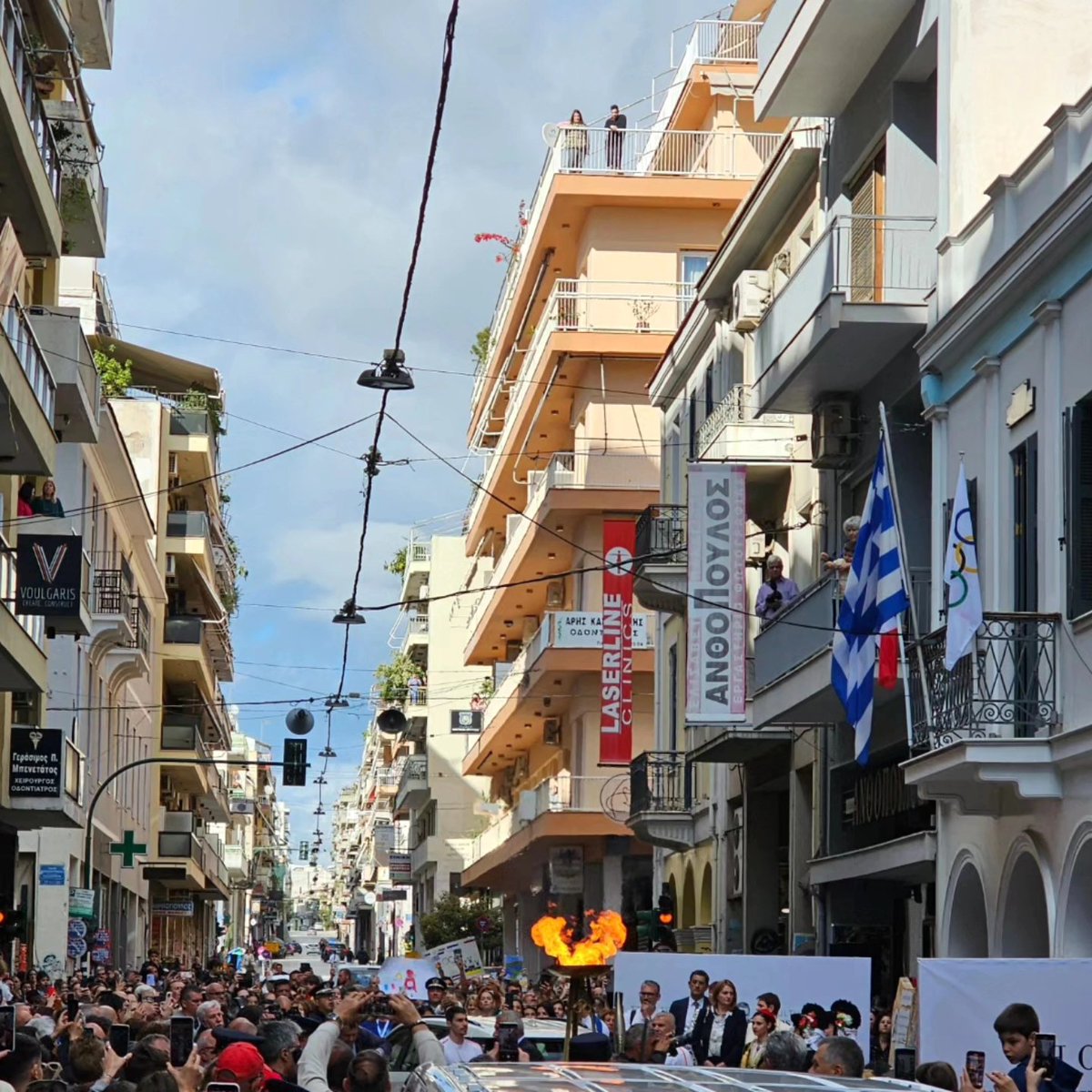 Φόρος τιμής στον σπουδαίο ποιητή μας Κωστή Παλαμά που έγραψε τον Ολυμπιακό Υμνο,η Τελετή της Ολυμπιακής Φλόγας μπροστά στο σπίτι του στην Πάτρα