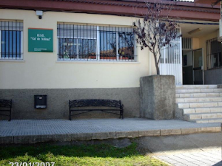 Pido difusión, por favor. 
Ser docente en un pueblo de Extremadura implica muchos problemas y pocos medios. Pero lo de hoy es un obstáculo que ni la dirección ni el claustro sabemos resolver. 
Desde hace varios años, el proyecto de un nuevo centro se puso en marcha. Se empezó a