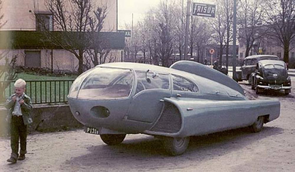 В начале 1950-х, шведский бизнесмен и конструктор Сигвард Берггрен, построил семиместный аппарат #Sigvard Berggren Futurecar — «Автомобиль будущего» с массивными воздухозаборниками и плавником, похожий на самолет без крыльев или на морское чудовище. В средней части прочного…