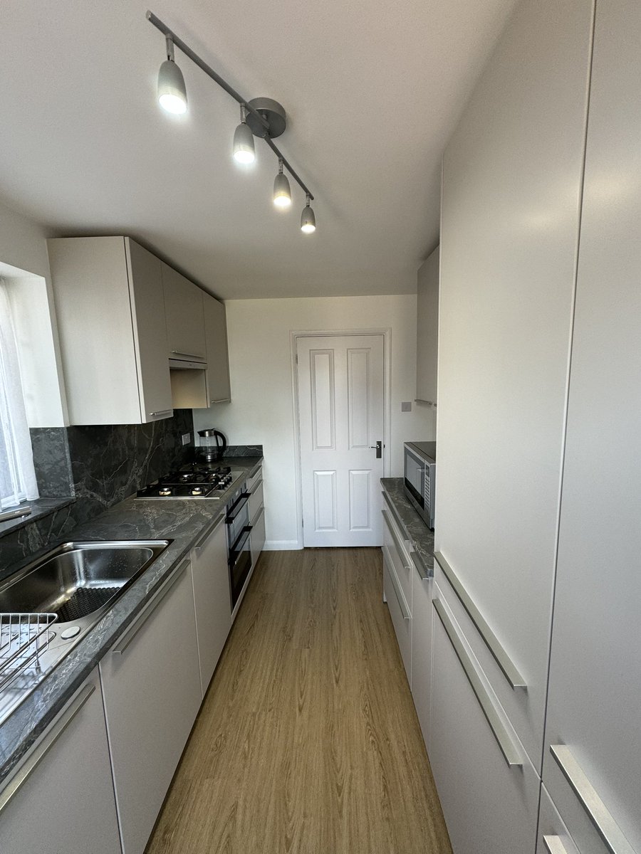 We have recently finished installing this beautiful kitchen for Mrs K who lives in Chelmsford.
She chose Schuller furniture in Sand Grey, Rossetti quartz worktops and splashback, @NEFFHomeUK appliances and LVT flooring in limed oak honey
📞 01245 351151
🖥️ regalkitchens.co.uk