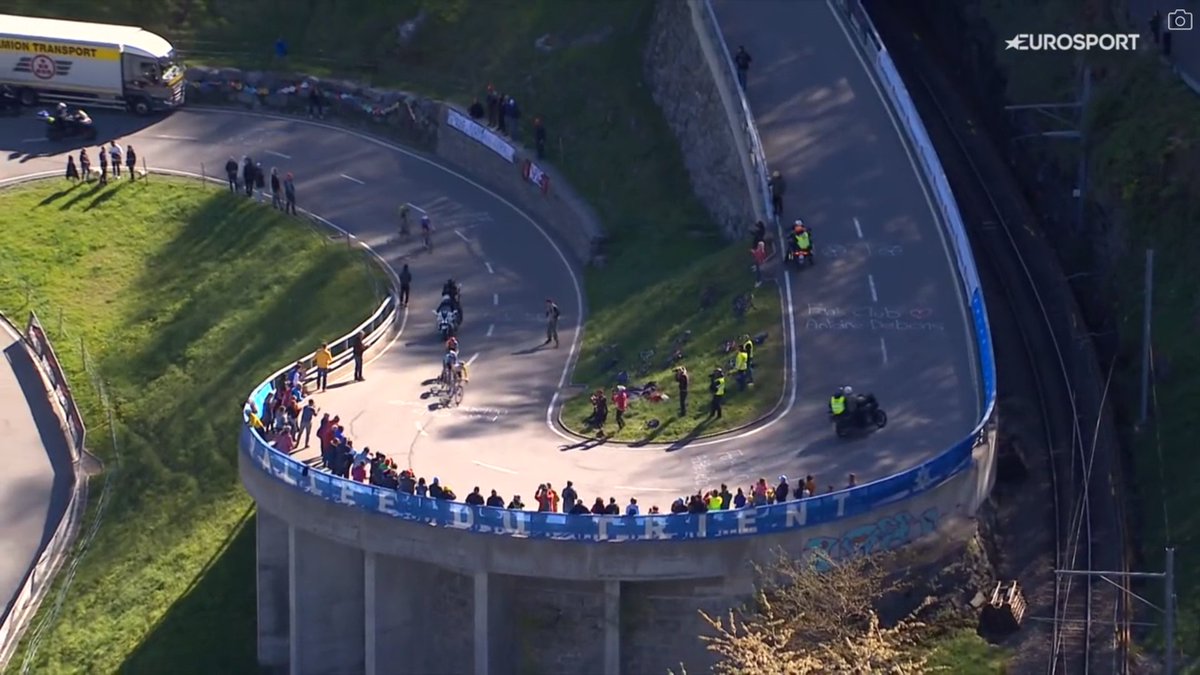 What a stunning hairpin! 😍 Plapp pushes on with Vendrama and Nys on his wheel. #TDR2024