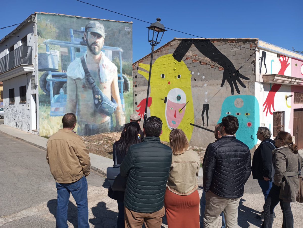 Dins de la programació del Seminari de Patrimoni, hem visitat Fanzara. Javi López responsable del Museu Inacabat d'Art Urbà @MIAUFANZARA ha guiat un recorregut molt complet que després podrem aprofitar amb alumnes. Tenim al nostre abast un patrimoni immens i inacabable.