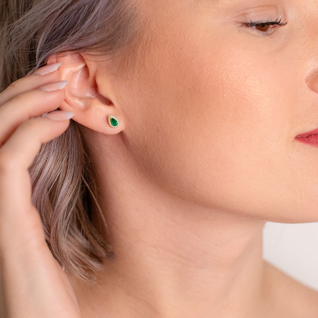 A whisper of luxury; emerald studs that bring a glimpse of nature's finest work to your everyday look. 🍃💎 Embrace the allure of these green gems that never go unnoticed. #EmeraldElegance #GreenWithEnvy #GemstoneChic #TimelessTreasures #SimpleSophistication #DailyDazzle #ASHI