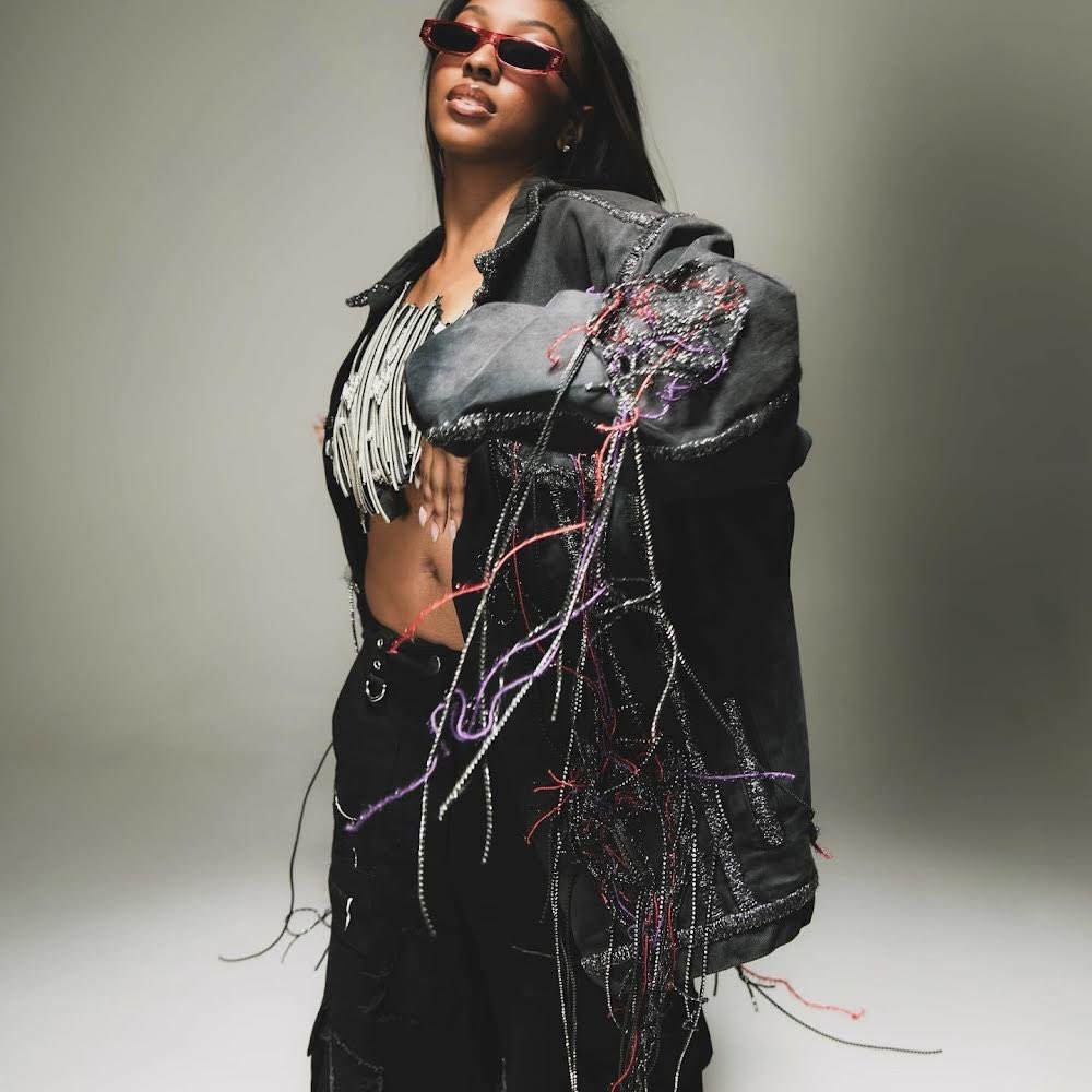 🇬🇧🇯🇲 Lahrel, née Carlene Simms, est une artiste talentueuse originaire du Royaume-Uni et de la Jamaïque, dont le parcours reflète un mélange inspirant de talent brut et d'innovation sonore. Issue d'une famille de musiciens, sa passion pour le chant a débuté dès le plus jeune âge