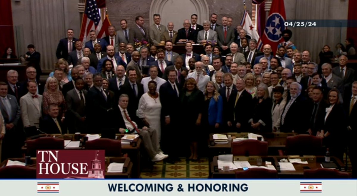 A rare all-members House photo to honor the retirement of beloved assistant chief clerk Kim Cox. This is the sort of crowding around the clerk's desk we can all get behind.