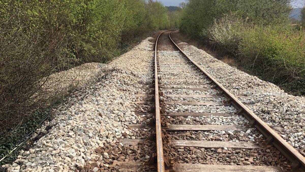 Conwy Valley Line in North Wales flooded earlier this April – but we were able to reopen the line in just four days. 🛤️ 🏴󠁧󠁢󠁷󠁬󠁳󠁿 It may have taken four months if it wasn't for the resilience work we'd already done. 👷‍♀️ Find out more: 👉 networkrail.co.uk/stories/flood-… #Wales #Resilience