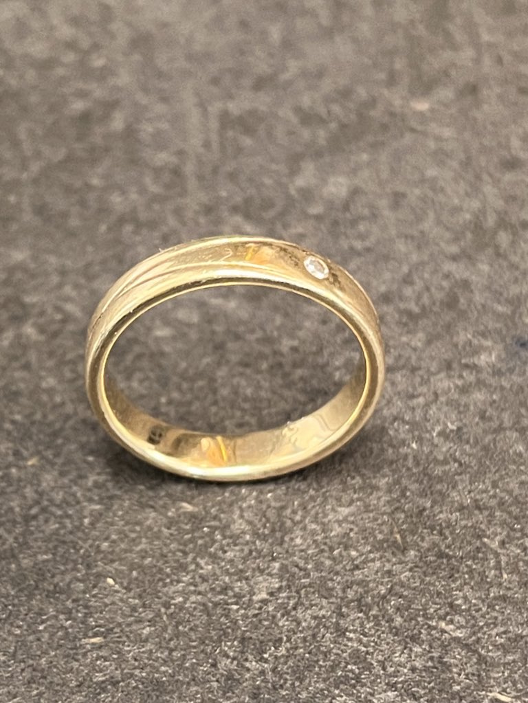 08MiKowitsch15's tweet photo. Can we use #followerpower to find the owner of the ring? 

Golden wedding ring found in the Trier amphitheater.

The date of the wedding is 16.10.1992. 

#Retweet https://t.co/0tmOgjh8SV