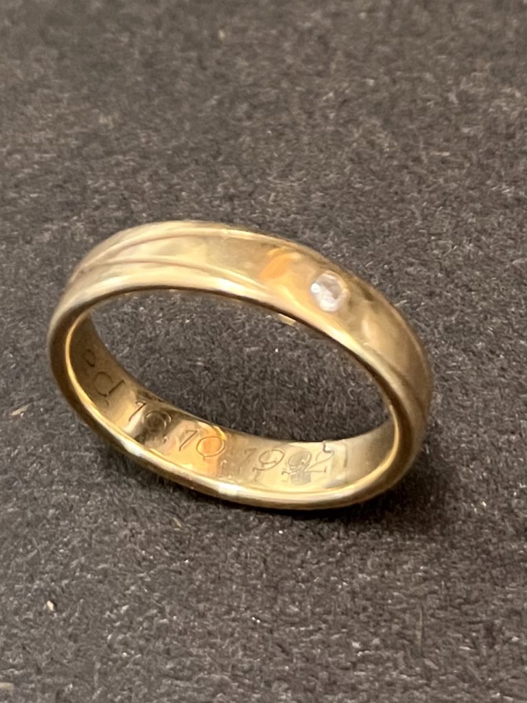 Can we use #followerpower to find the owner of the ring? 

Golden wedding ring found in the Trier amphitheater.

The date of the wedding is 16.10.1992. 

#Retweet