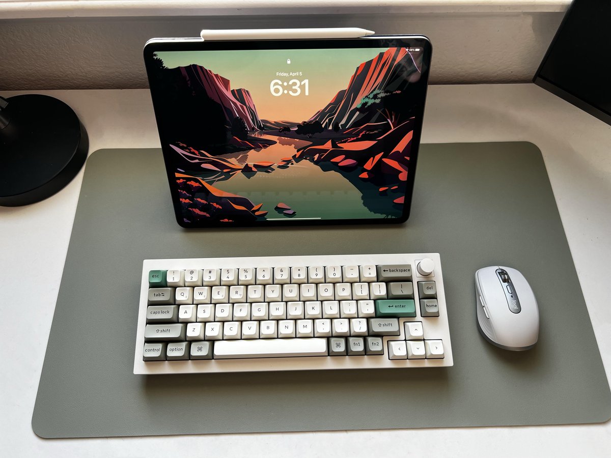 Wireless, sturdy, and compact: This keyboard-Pad combo is a match made in Tech Heaven! 📸by u/Chasethorn (reddit) #KeychronQ2Max #Keychron #keyboard #customkeyboard #mechanicalkeyboard #wirelesskeyboard #ipadaccessories