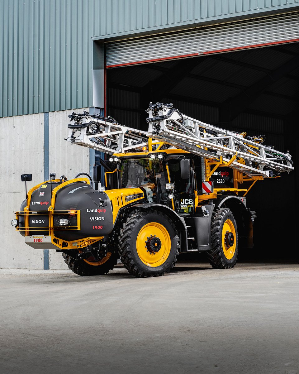 Versatility in hand. The #JCB Fastrac 4220 iCON’s unique rear deck enables it to be easily fitted with a range of implements, giving you year-round versatility. Discover more: brnw.ch/21wIRLd. #FastracFriday
