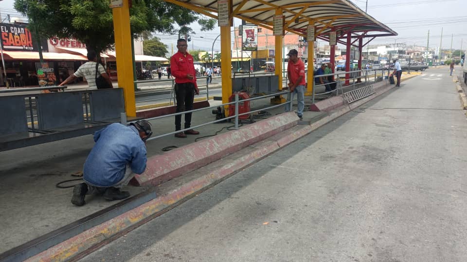 #25abr Con el fin de seguir trabajando por la comodidad y seguridad del usuario, el personal de “Proyectos y Obras” de Transbarca se encuentra realizando trabajos de mejoramientos de la parada “Los Horcones” ubicada en la venida Florencio Jiménez.

@nicolasmaduro @Transportegobv