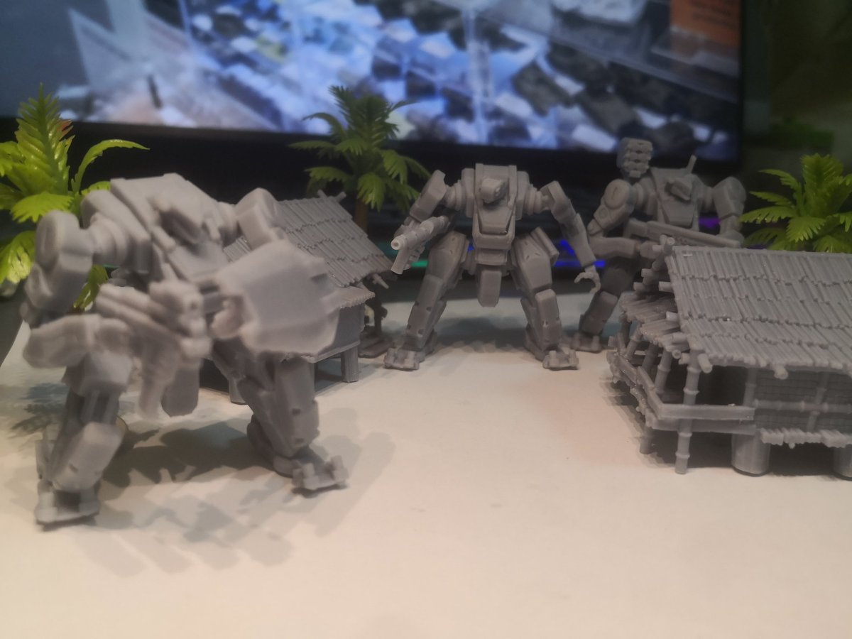 Still waiting for the last guy to be printed but I can't wait :p 

50 mm. tall mechs wich will make them 1:100 or 1:120 scale, basically 15 mm. wargame minifigs.

#3Dprinting #tabletopgames