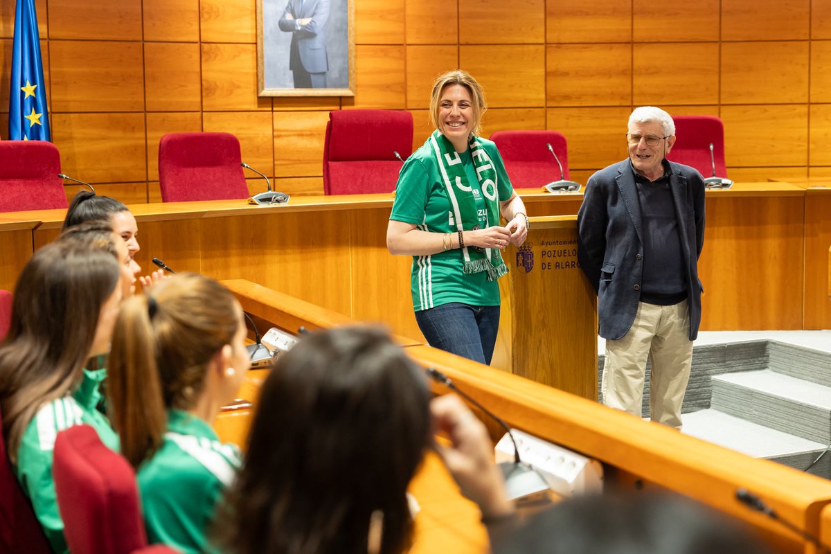 ayto_pozuelo's tweet photo. Paloma Tejero recibe al CF Pozuelo Femenino en celebración de su ascenso a 2ª RFEF 🏆⚽️

@Cfpozuelo @PalomaTejero_ https://t.co/fwHpmFK2Lt