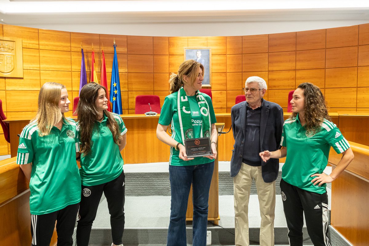 ayto_pozuelo's tweet photo. Paloma Tejero recibe al CF Pozuelo Femenino en celebración de su ascenso a 2ª RFEF 🏆⚽️

@Cfpozuelo @PalomaTejero_ https://t.co/fwHpmFK2Lt