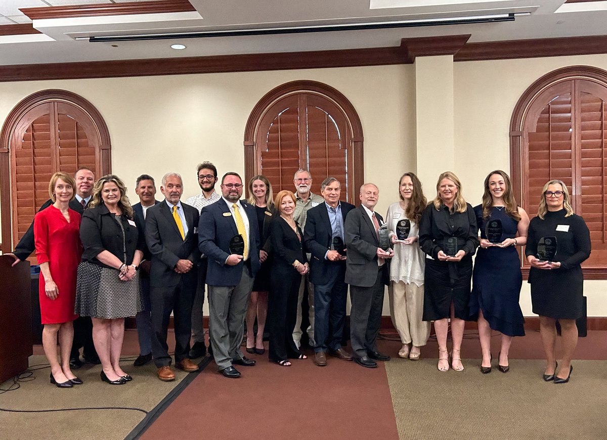 Clerk Cindy was presented with a Special Award from the 13th Judicial Circuit Pro Bono Committee for her Generous Jurors Program. This program only works because of our neighbors' generosity.

Our Hillsborough County community is the best!

#HillsClerk @HCBATampaBay @13thCourtFL