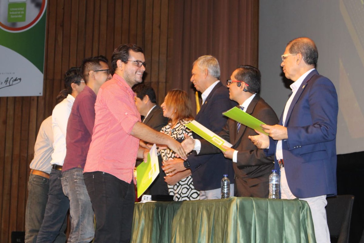 UIS's tweet photo. Los profesores Fabio Martínez y Gabriel Pedraza junto con los estudiantes de doctorado Luis Guayacán, Juan Andrés Olmos, Édgar Rangel, Franklin Sierra y John Archila; ganan el Premio Eloy Valenzuela por su proyecto realizado en la Facultad de Ingenierías Fisicomecánicas. https://t.co/FQx5STnT1l