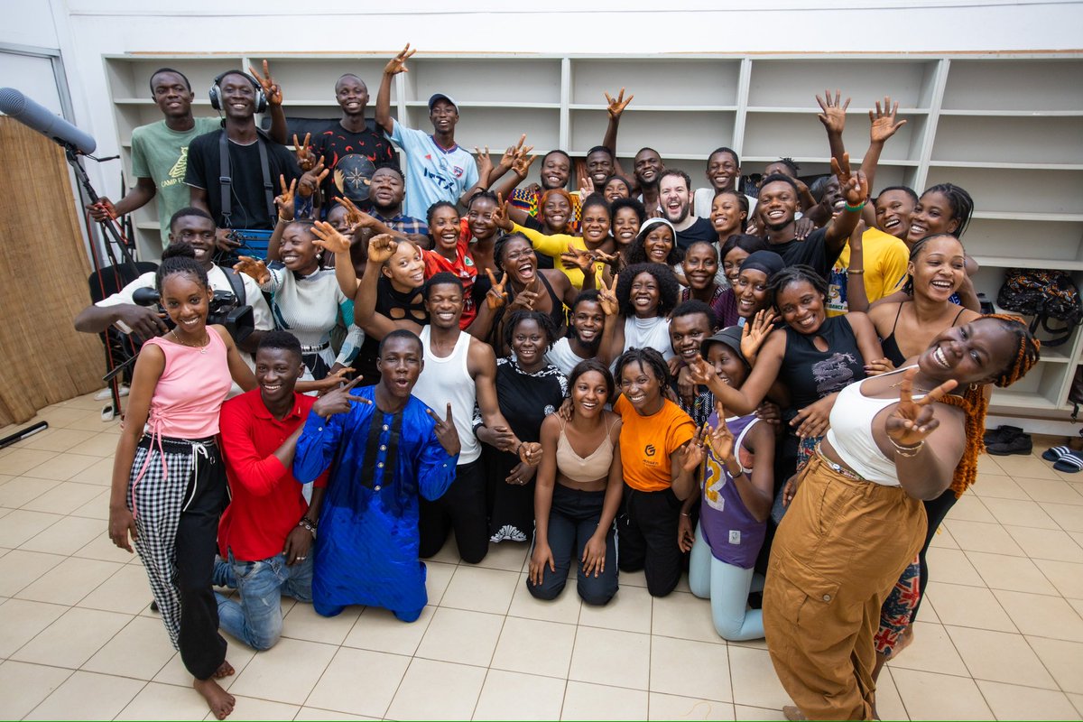 EmbEspGuinea's tweet photo. #España ha contribuido activamente a la organización del Festival “72 heures du livre”, que constituye el mayor evento cultural de #Guinea.

Como parte de su programa, el actor @antovelasco ha ofrecido talleres y actuaciones en varios centros de Conakri, incluido el @CCFGConakry. https://t.co/L1RHbcZ9E5