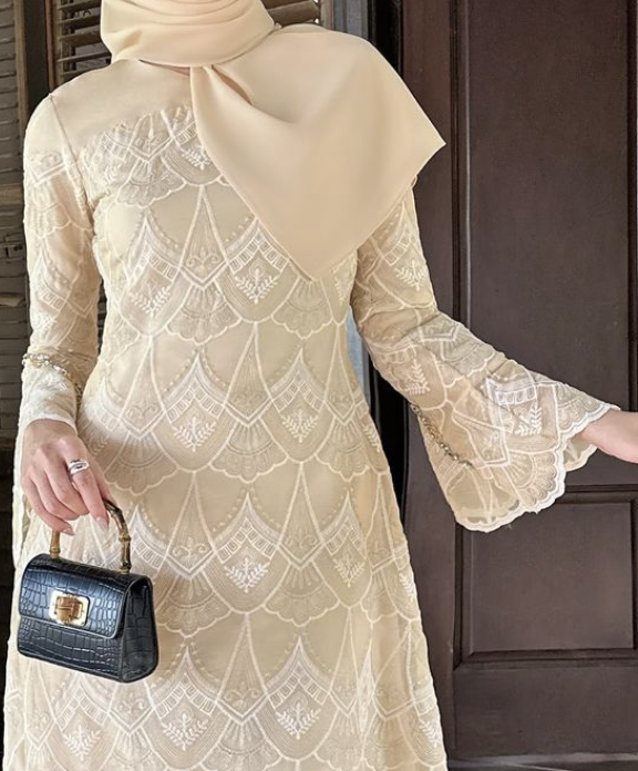 Simple yet pretty kurung with embroidery detailing never fail to catch my attention. So classy & elegant, WANTTT! 🥹✨