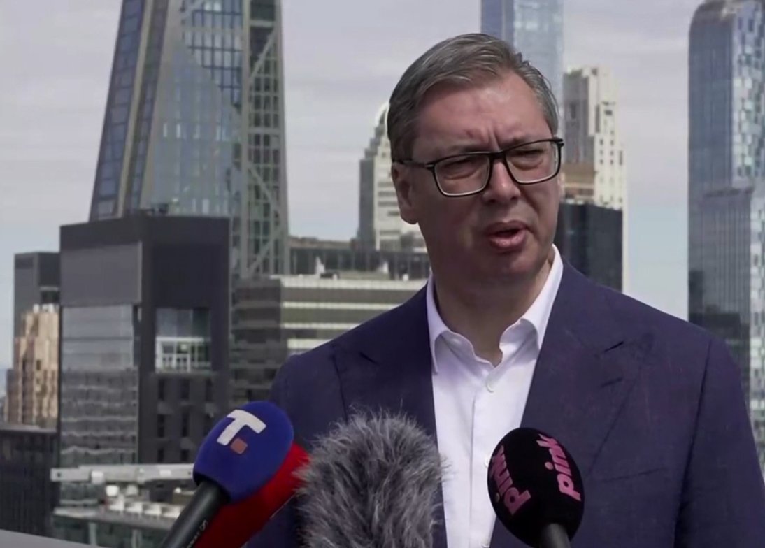 sns_srbija's tweet photo. Председник Републике Србије Александар #Vucic @avucic изјавио је у Њујорку да ситуација око нацрта резолуције о Сребреници није једноставна, да је остало још много посла да покушавамо и да се боримо да уздигнуте главе изађемо из ове ситуације. https://t.co/UbO8DpNbr5 https://t.co/glLNd7euzN