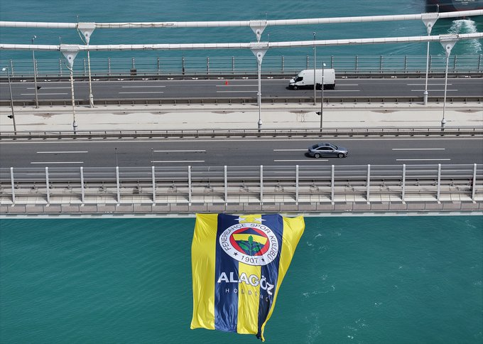 Sezonu 4 kupayla tamamlayan Fenerbahçe Alagöz Holding Kadın Basketbol Takımı'nın bayrağı İstanbul'daki Yavuz Sultan Selim Köprüsü'ne asıldı.