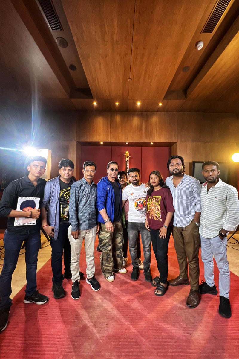 rhitttz's tweet photo. WE MET WITH THE DELHI WALA SRK AT KOLKATA🔥💜🫶🏻

On 17th April, 2024 at 6.40pm. in Kolkata ITC SONAR BANGLA with @iamsrk sir❤️‍🩹

Finally, @SRKxSuman &amp; I shared the same frame with the MAN, the MYTH, the LEGEND KING👑SHAH RUKH KHAN🛐

Thank you @SRKCHENNAIFC family for everything❤️ https://t.co/Ov1z3Tvluu