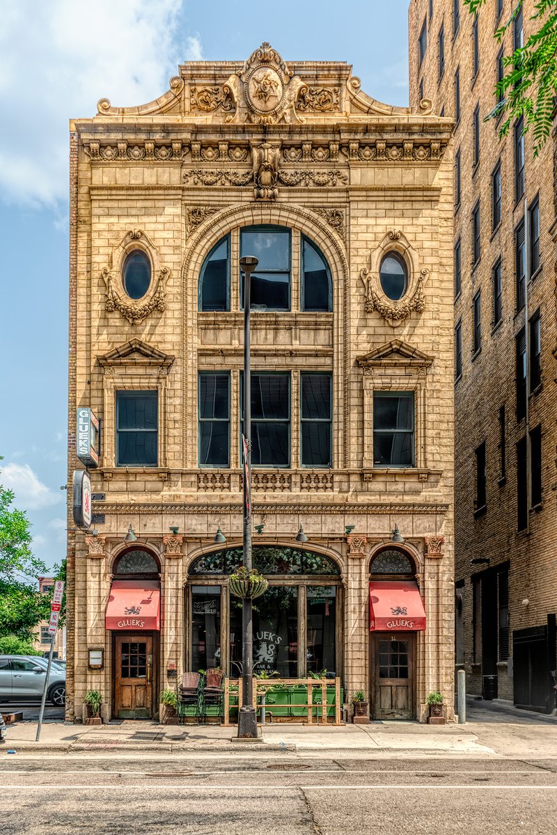 The oldest, continuous running bar in downtown Minneapolis, MN, Gluek's Bar and Restaurant, has the most amazing architecture! Prints of this image are available, click the link! buff.ly/3JxJOlZ#Travel… #DowntownMinneapolis #MinneapolisMN #HistoricMinneapolis #BarPics