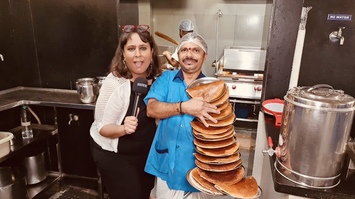 I don’t think I’ve ever been to a place where every table orders the exact same thing - Butter Masala Dosa at the legendary @VidyarthiBhavan in #Bengaluru . Watch the next edition of #DhabasOfDemocracy here youtu.be/yeG1k2RRoXg?fe… #OnTheRoad #Mojo #PeopleFirst @themojostory