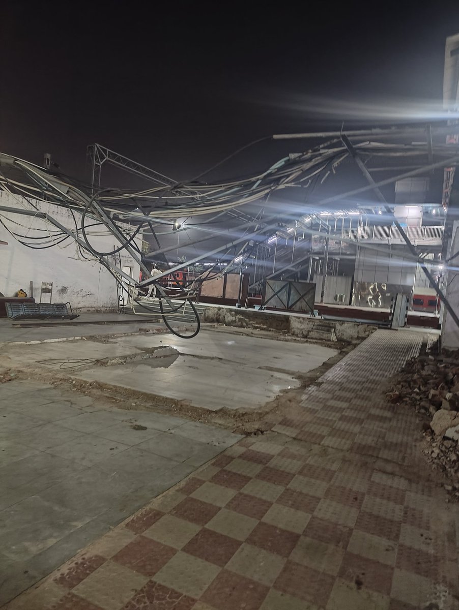 AmeBLSharma's tweet photo. @RailMinIndia @AshwiniVaishnaw 

A scene from Sarai Rohilla station. I came here almost 6 months back, it was same. https://t.co/levOgj7OXk