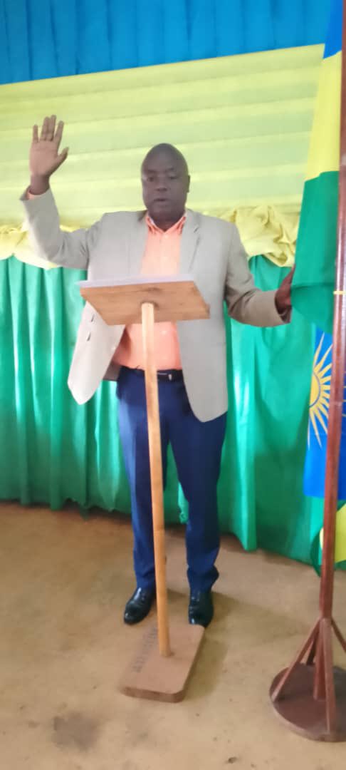 SectorMusaza's tweet photo. None kuwa 25/04/2024 m’Umurenge wa Musaza, Umwanditsi w’irangamimerere Bwana BIHOYIKI Leonard yasezeranyije imiryango yabanaga itarasezeranye muburyo bwemewe n’amategeko. https://t.co/EETIBbtjM2